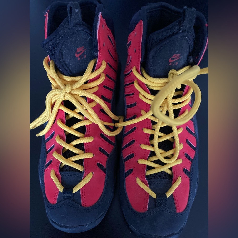 NIKE BACON SNEAKERS size 6.0 (BIG KIDS)